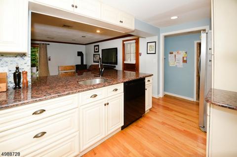 21 Beechwood Dr, Wayne, NJ 07470 photo 5