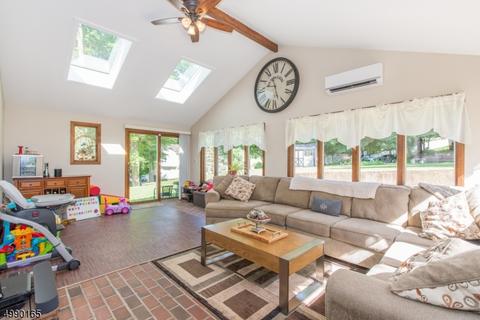 7 Peslin Ct, Wayne, NJ 07470 photo 2