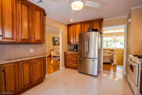 8 Sandra Ln, Wayne, NJ 07470 photo 5