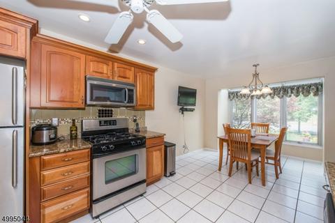 204 Butternut Dr, Wayne, NJ 07470 photo 4