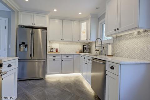 3 Longview Dr, Waldwick, NJ 07463 photo 4