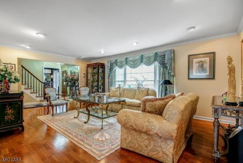 18 Tulip Ter, Wayne, NJ 07470 photo 2
