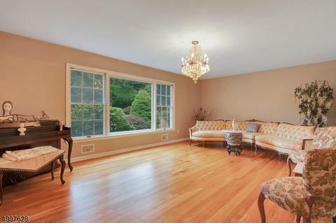 28 Cider Hl, Upper Saddle River, NJ 07458 photo 4