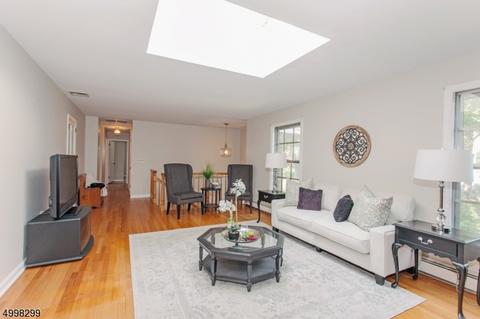 18 Geneva Ct, Wayne, NJ 07470 photo 2