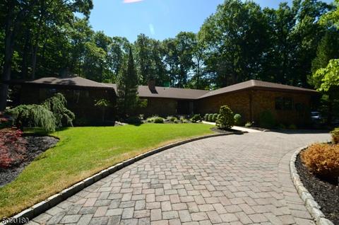 16 Apache Rd, Wayne, NJ 07470 photo 1