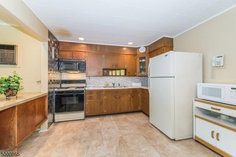 4 Stuart Ln, Wayne, NJ 07470 photo 8