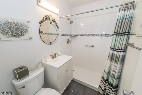 4 Stuart Ln, Wayne, NJ 07470 photo 16