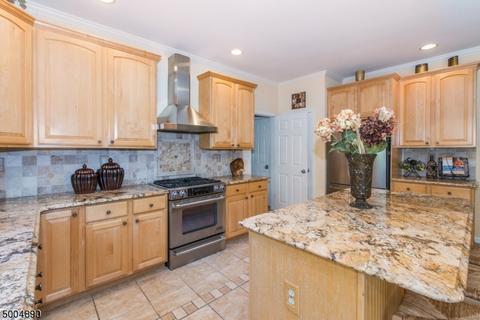 63 Atherton Ct, Wayne, NJ 07470 photo 4