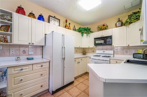 8608 Brittany Dr, Wayne, NJ 07470 photo 3