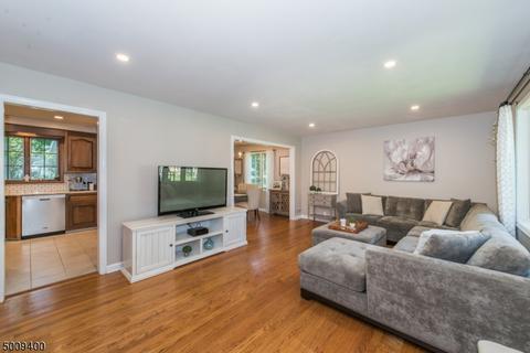 105 Chestnut Dr, Wayne, NJ 07470 photo 2