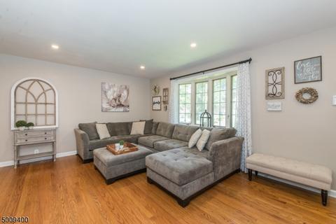 105 Chestnut Dr, Wayne, NJ 07470 photo 4