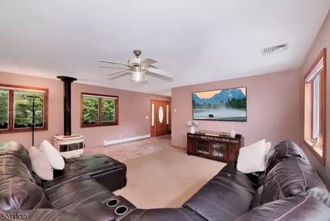 20 Holmes Ln, Wayne, NJ 07470 photo 3