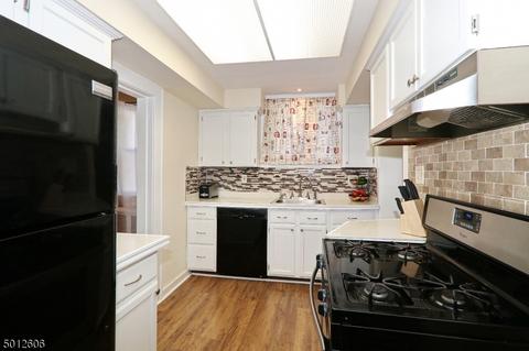 586 Mountainview Dr, North Plainfield, NJ 07063 photo 8