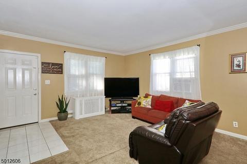 586 Mountainview Dr, North Plainfield, NJ 07063 photo 4