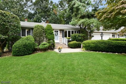 823 Carter Ln, Paramus, NJ 07652 photo 1