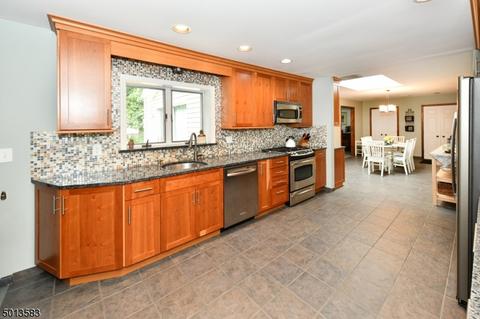 823 Carter Ln, Paramus, NJ 07652 photo 4