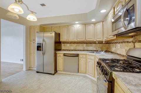 59 Yancy Dr, Newark, NJ 07103 photo 5
