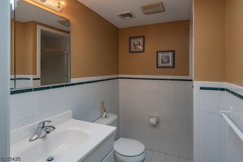 249 Hoppers Ln, Paramus, NJ 07652 photo 16