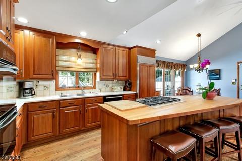 784 Flint Pl, Paramus, NJ 07652 photo 6