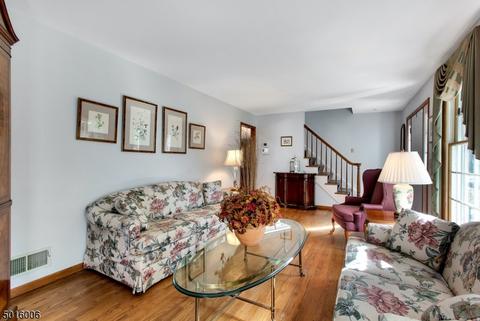 784 Flint Pl, Paramus, NJ 07652 photo 4