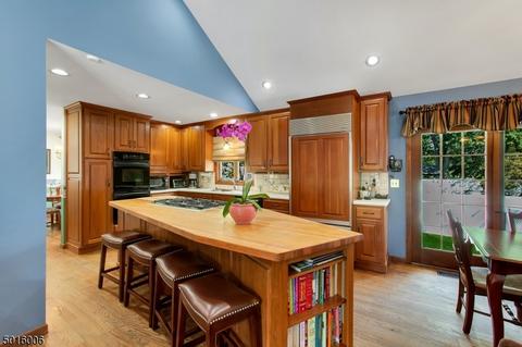 784 Flint Pl, Paramus, NJ 07652 photo 7