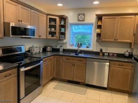 20 Mott Dr, Vernon, NJ 07462 photo 2