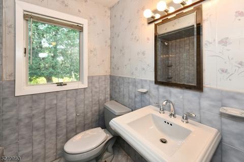 686 Victoria Ave, Paramus, NJ 07652 photo 14