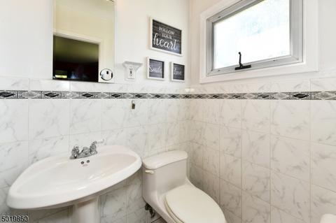 686 Victoria Ave, Paramus, NJ 07652 photo 13