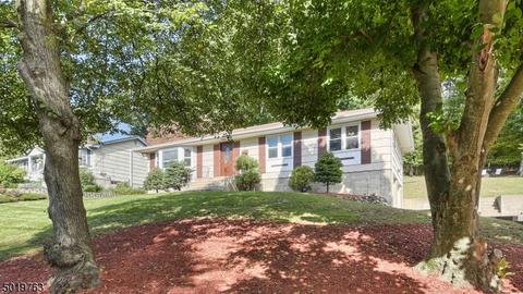 8 Smith Ln, Wayne, NJ 07470 photo 3