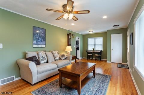 2 Schmidt Ln, Clark, NJ 07066 photo 4