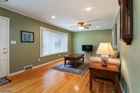 2 Schmidt Ln, Clark, NJ 07066 photo 3