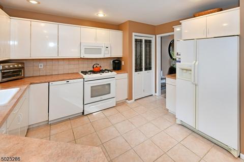 310 Spencer Pl, Paramus, NJ 07652 photo 9