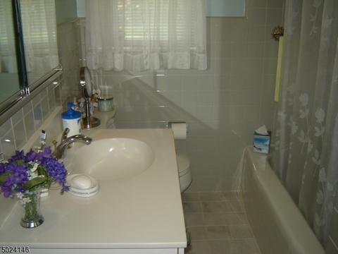 24 Manor Dr, Wayne, NJ 07470 photo 12