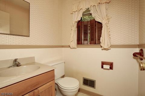 8 Mc Atee Ln, Wanaque, NJ 07465 photo 13