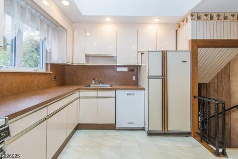 142 Andover Dr, Wayne, NJ 07470 photo 3