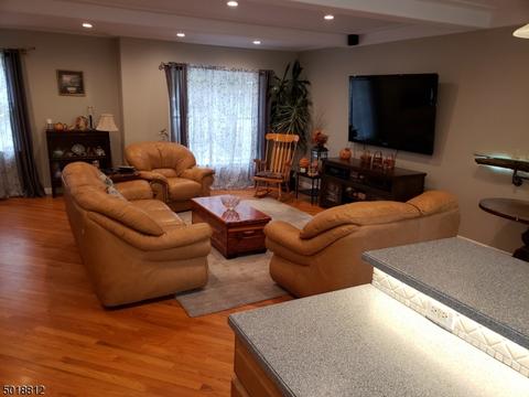 100 Chestnut Dr, Wayne, NJ 07470 photo 3