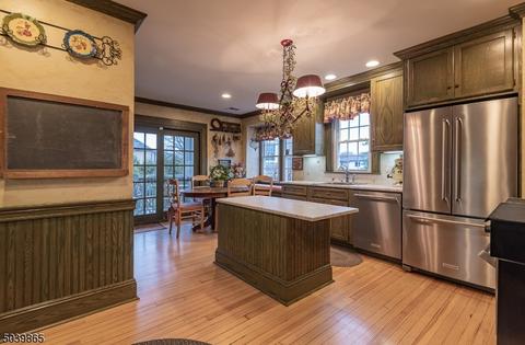 521 Otto Pl, Paramus, NJ 07652 photo 9