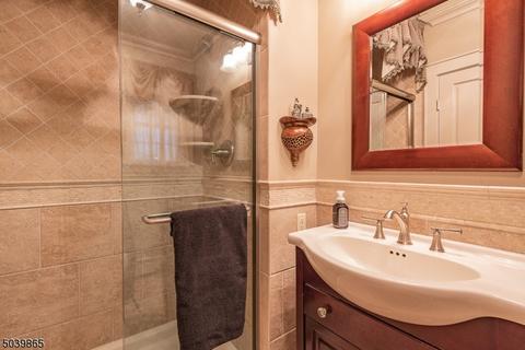 521 Otto Pl, Paramus, NJ 07652 photo 14
