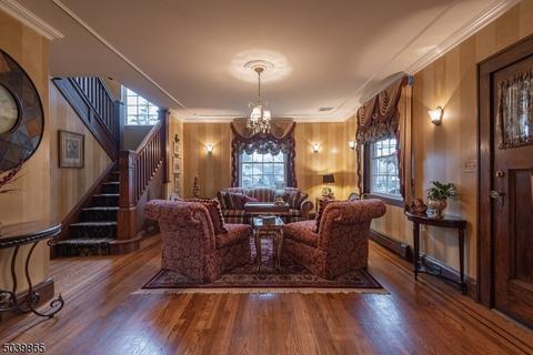 521 Otto Pl, Paramus, NJ 07652 photo 4
