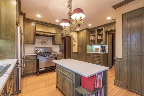 521 Otto Pl, Paramus, NJ 07652 photo 11