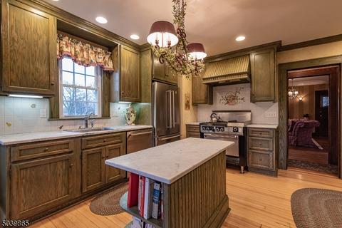 521 Otto Pl, Paramus, NJ 07652 photo 10