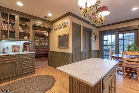 521 Otto Pl, Paramus, NJ 07652 photo 12