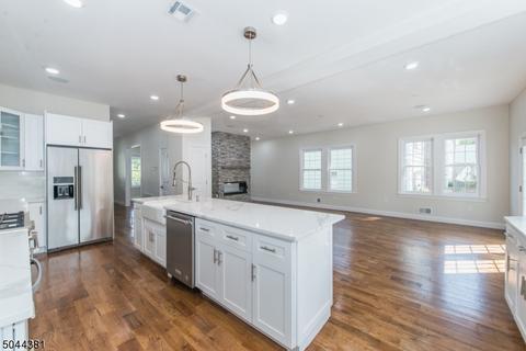 82 Christopher St, Montclair, NJ 07042 photo 6