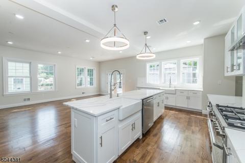 82 Christopher St, Montclair, NJ 07042 photo 4