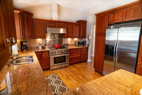 101 Andover Dr, Wayne, NJ 07470 photo 4