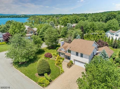 28 Lowell Dr, Wayne, NJ 07470 photo 2