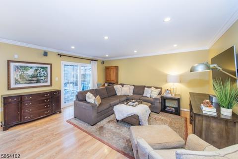 131 Bobolink Ct, Wayne, NJ 07470 photo 3