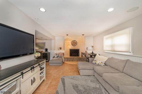 69 Webster Dr, Wayne, NJ 07470 photo 4