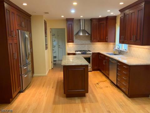 1075 Saddlebrook Rd, Mountainside, NJ 07092 photo 4