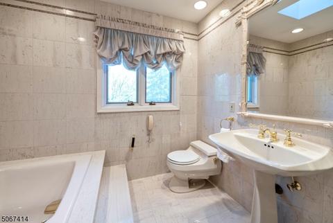 290 Skylark Ct, Paramus, NJ 07652 photo 11